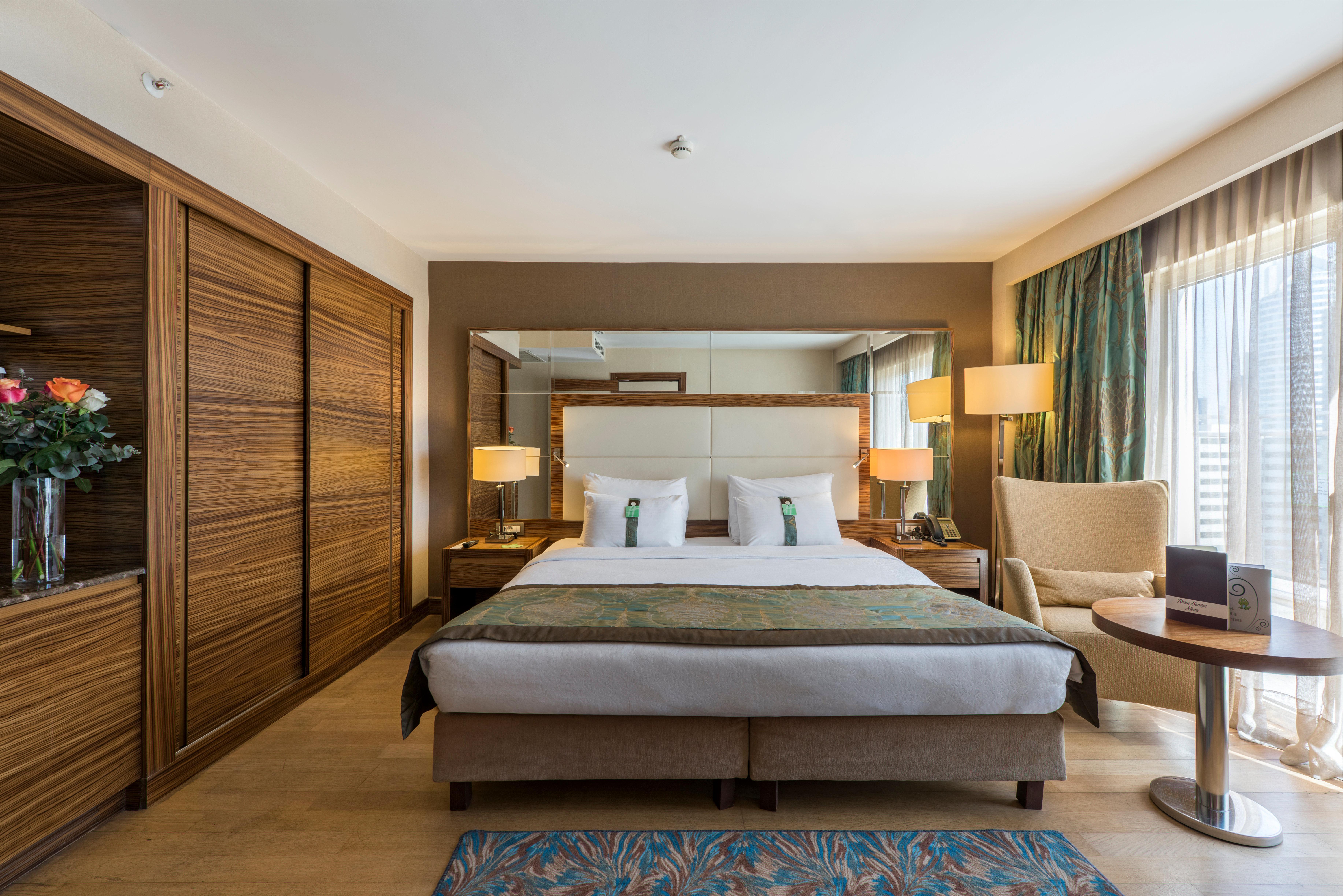 Holiday Inn Sisli, an IHG Hotel Istanbul Bagian luar foto