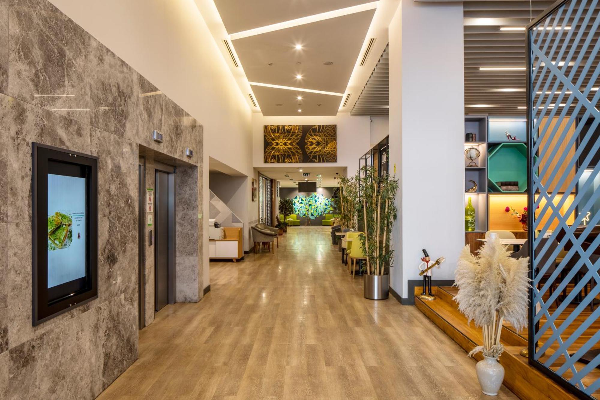 Holiday Inn Sisli, an IHG Hotel Istanbul Bagian luar foto