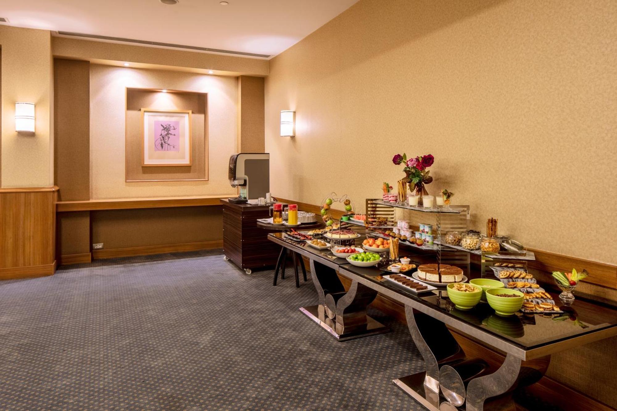 Holiday Inn Sisli, an IHG Hotel Istanbul Bagian luar foto