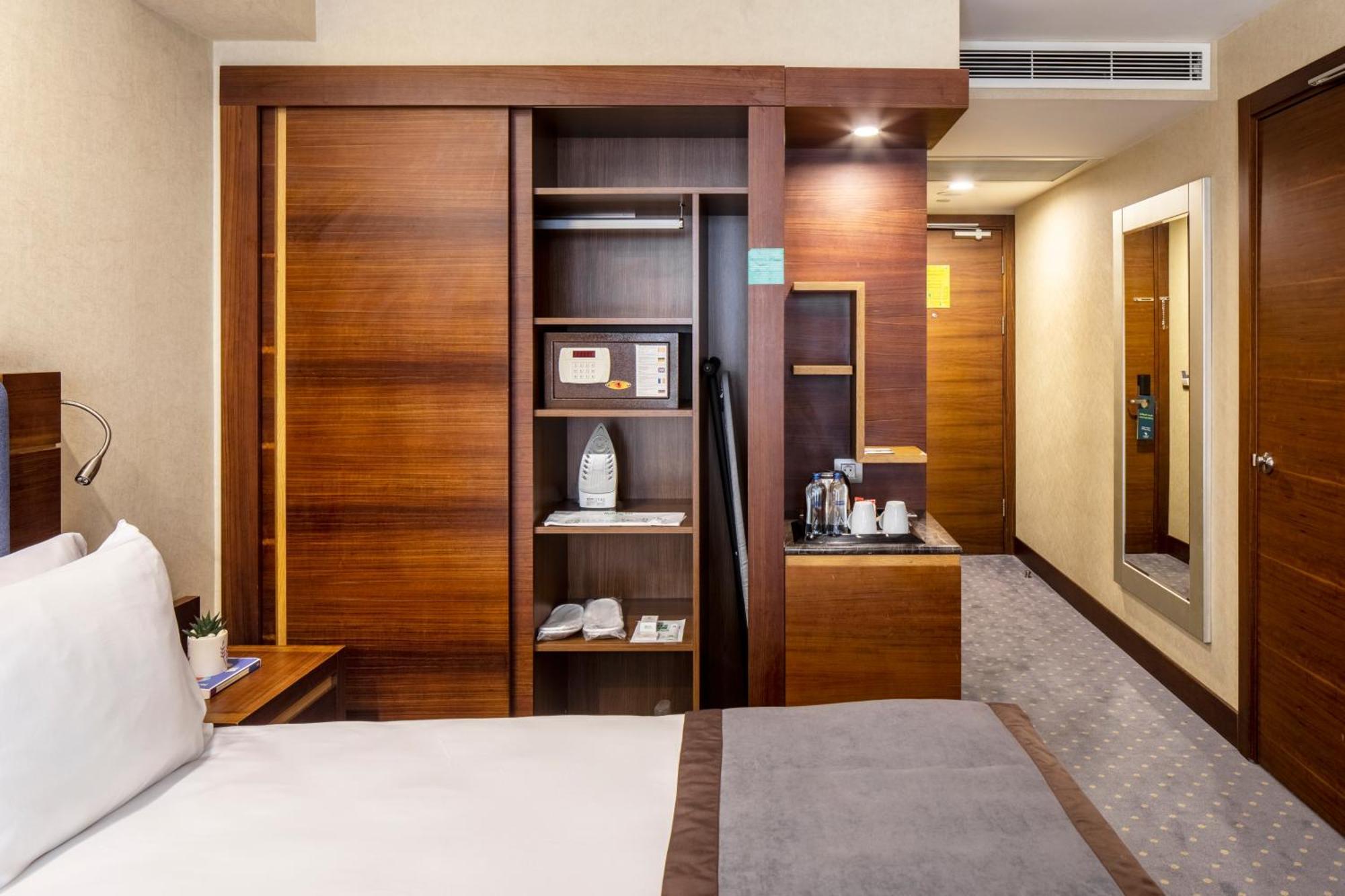 Holiday Inn Sisli, an IHG Hotel Istanbul Bagian luar foto