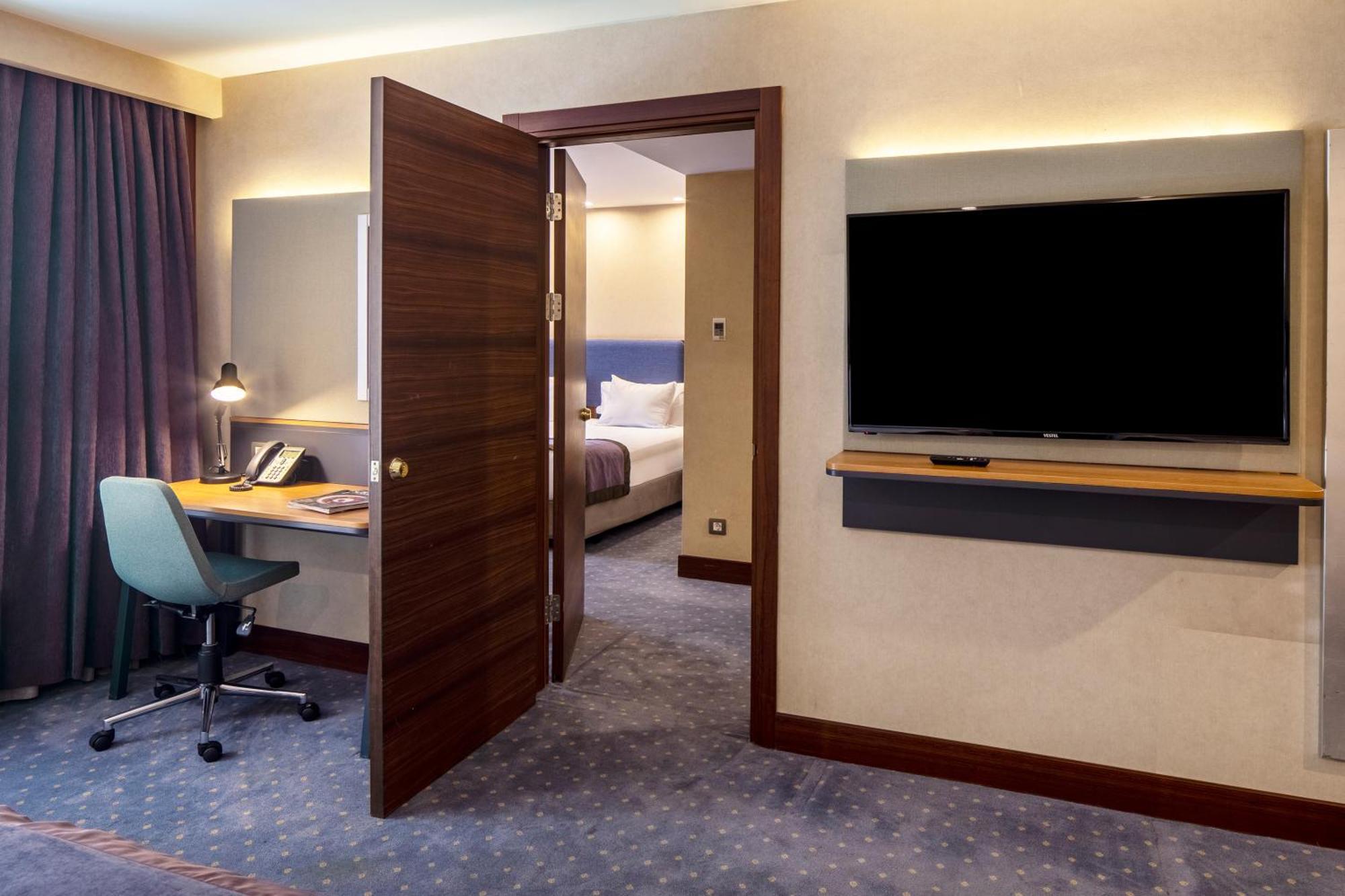 Holiday Inn Sisli, an IHG Hotel Istanbul Bagian luar foto