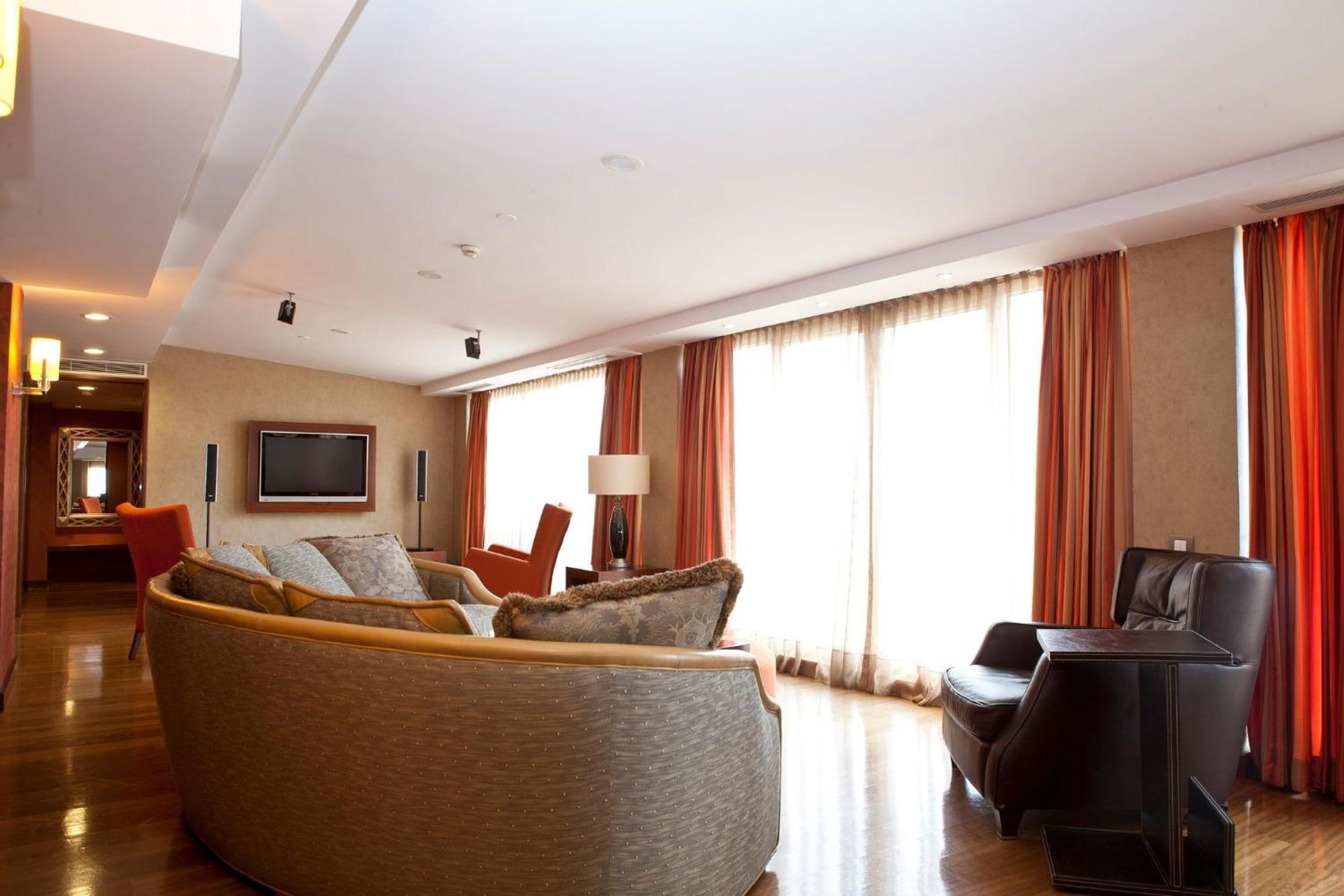 Holiday Inn Sisli, an IHG Hotel Istanbul Bagian luar foto
