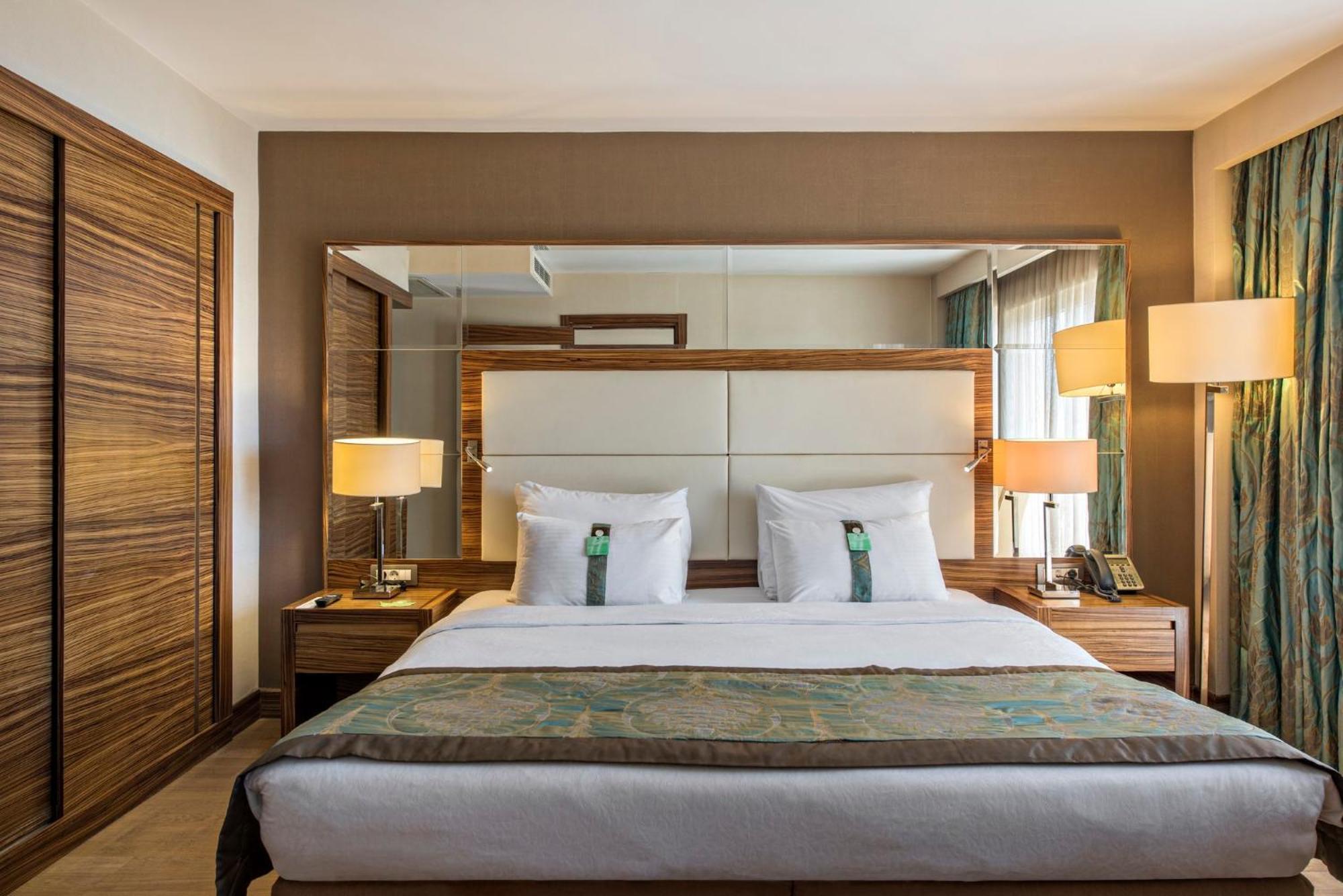 Holiday Inn Sisli, an IHG Hotel Istanbul Bagian luar foto