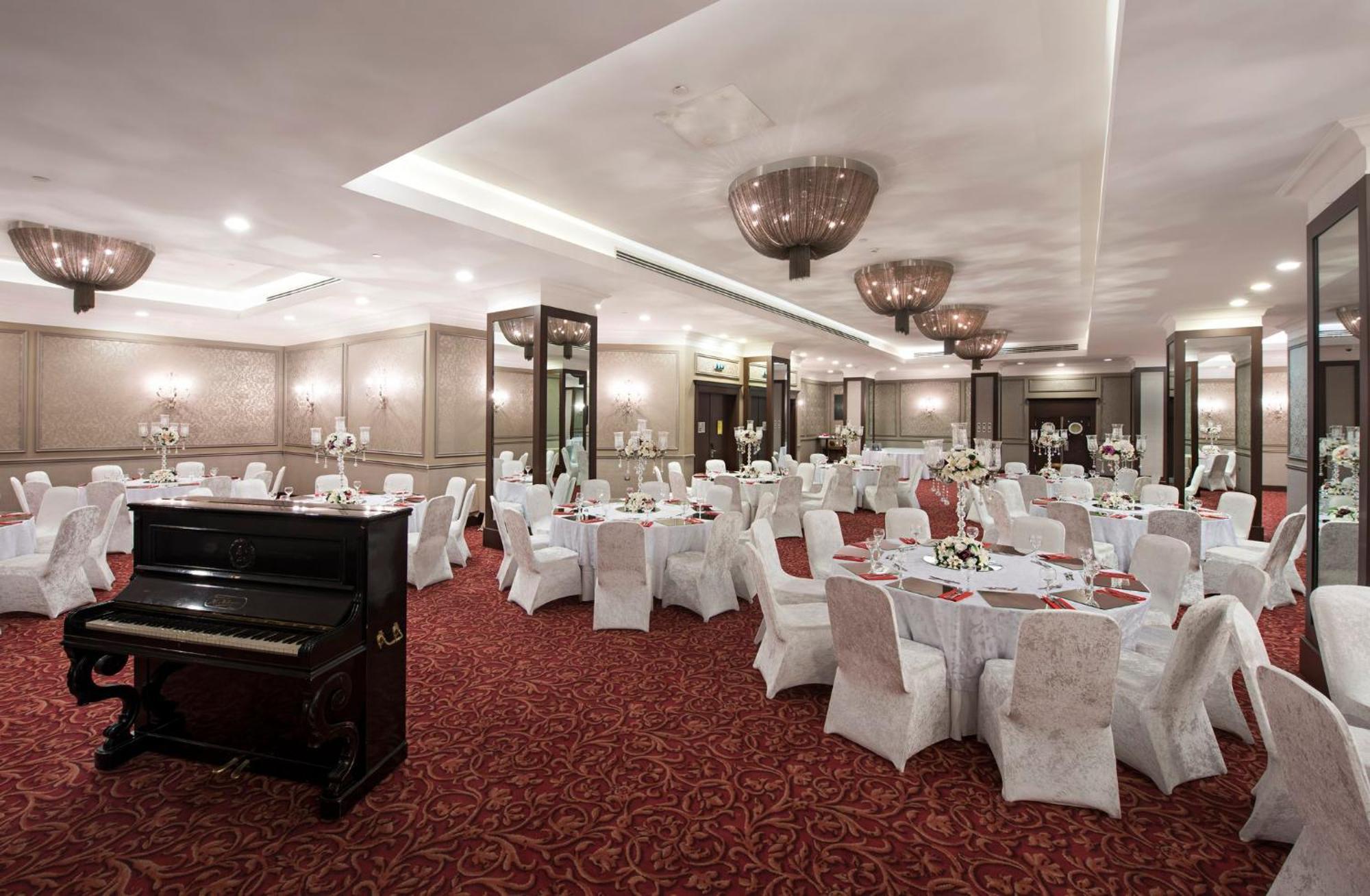 Holiday Inn Sisli, an IHG Hotel Istanbul Bagian luar foto