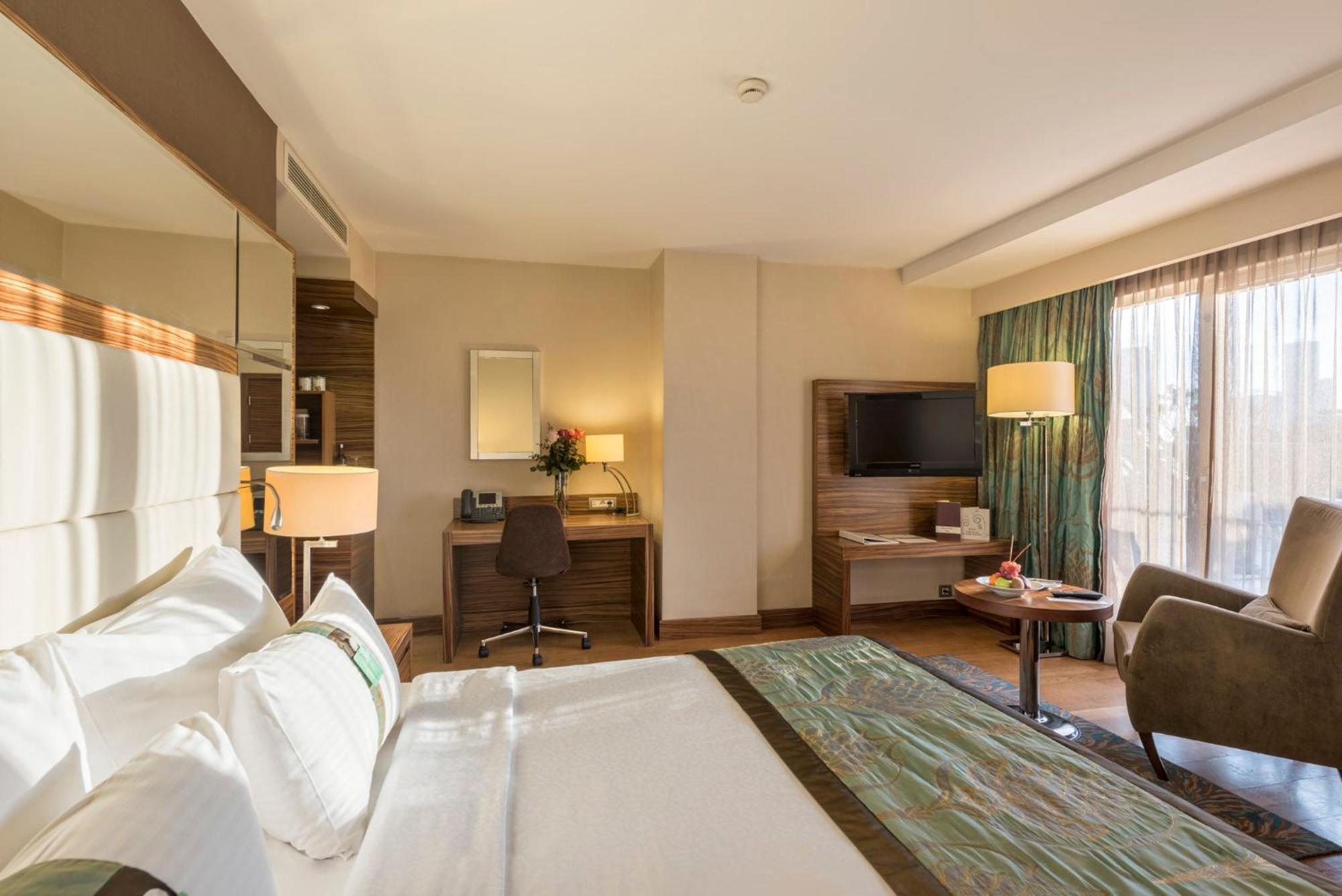 Holiday Inn Sisli, an IHG Hotel Istanbul Bagian luar foto